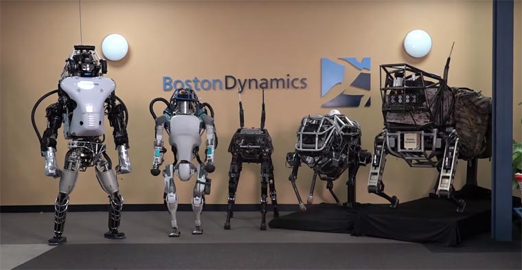 A gauche, Atlas, aux cotés de ses prédécesseurs.