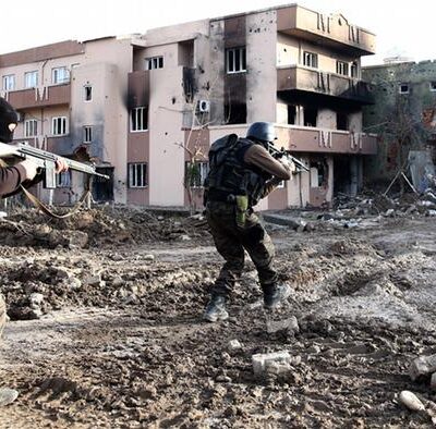 Des militaires turcs appliquant le couvre-feu.