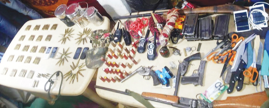 Matériel pris à la guérilla dans les collines de Niyamgiri