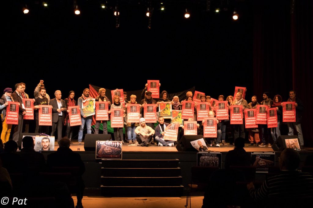Des participants à la journée avec des affiches appelant à la libération de Georges Abdallah