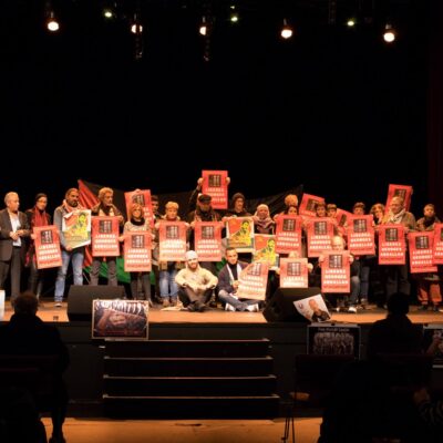 Des participants à la journée avec des affiches appelant à la libération de Georges Abdallah
