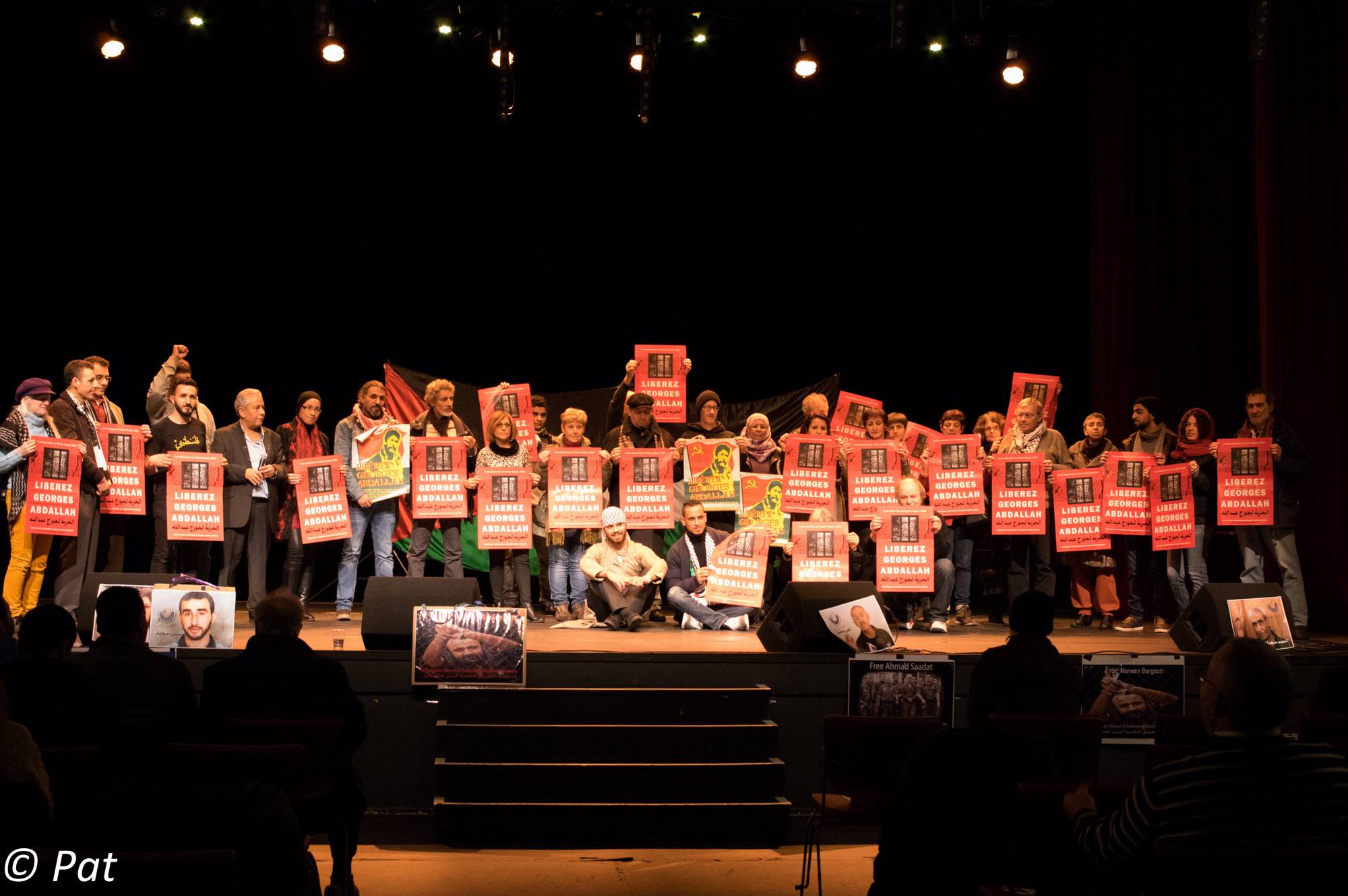Des participants à la journée avec des affiches appelant à la libération de Georges Abdallah