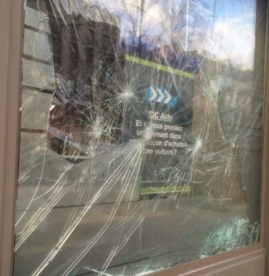 Vitre de banque brisée avenue d'Italie
