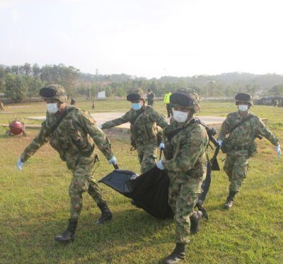 Militaires portant la dépouilles de