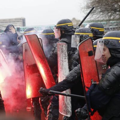 Heurts à la gare de Lyon, à Paris