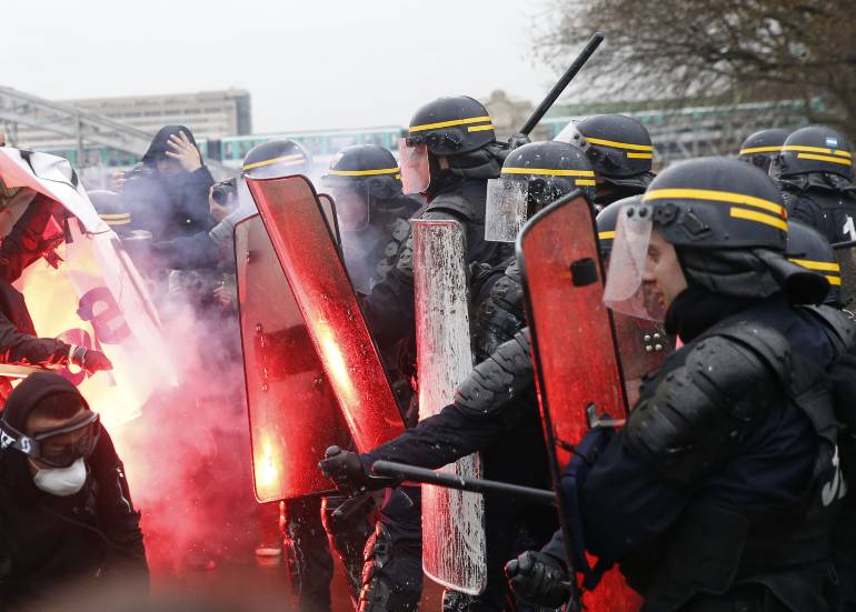 Heurts à la gare de Lyon, à Paris