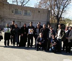 Parents des prisonniers politiques devant la prison d'Evin