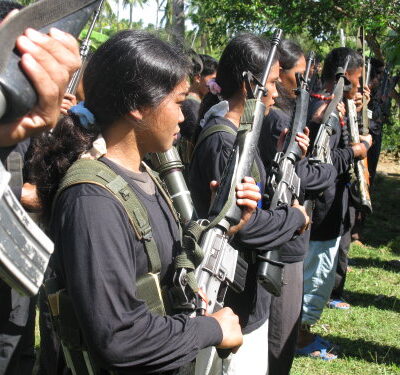 Combattantes maoistes aux Philippines