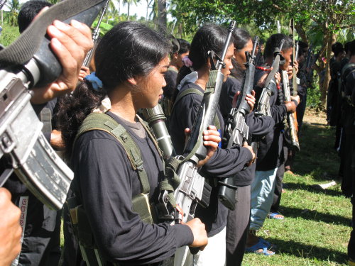 Combattantes maoistes aux Philippines