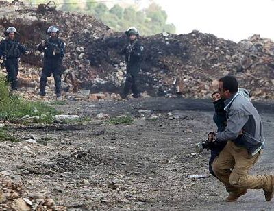 Les militaires tirant sur l'adulte emportant l'enfant