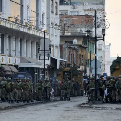 Militaires turcs à l'une des entrées du district de Sur
