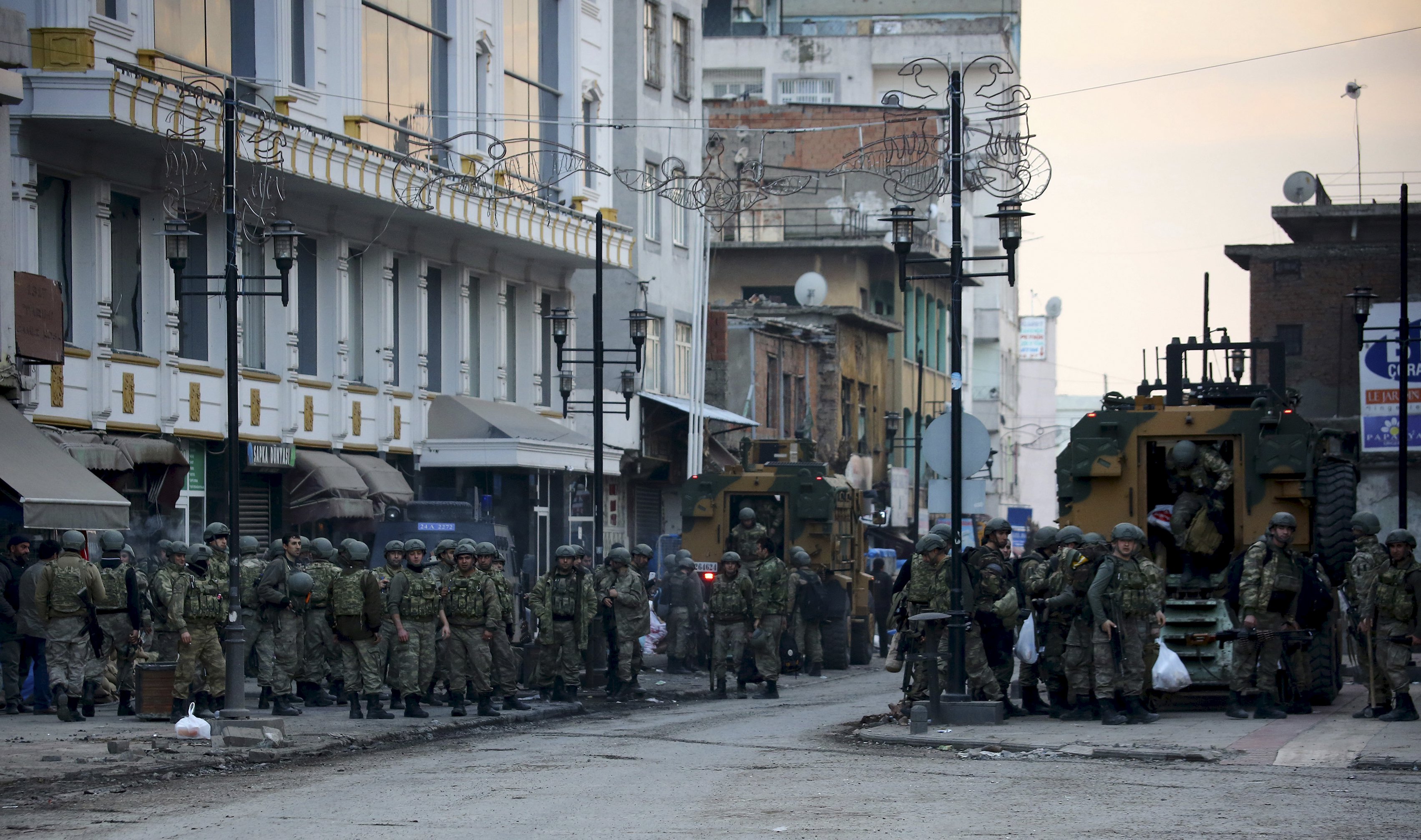 Militaires turcs à l'une des entrées du district de Sur