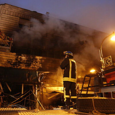 Pompier palestinien devant le bureau de change incendié