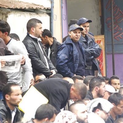 Les enseignants grévistes de la faim cernés par la police