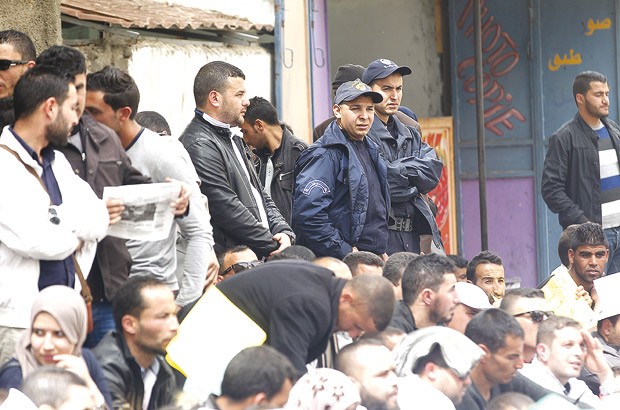 Les enseignants grévistes de la faim cernés par la police