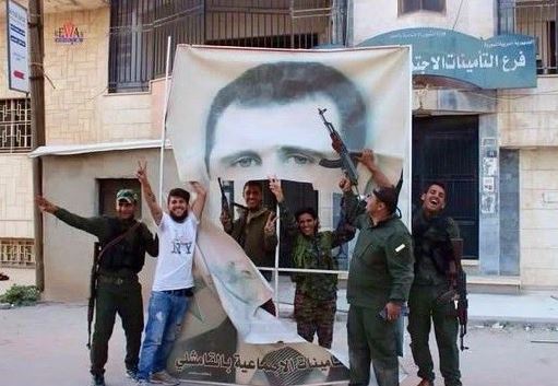 Un portrait de Bashar al-Assad déchiré par les combattants kurdes