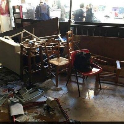 Meubles et affiches saccagés.