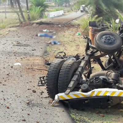 Le débris du camion des paramilitaires après l'explosion, à l'arrière plan, le cratère