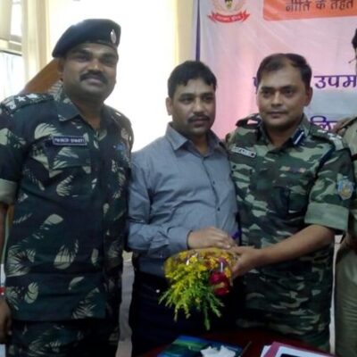 Le traître se prêtant à la cérémonie policière