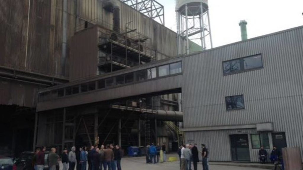 Les ouvriers rassemblés dans l'aciérie hier après-midi