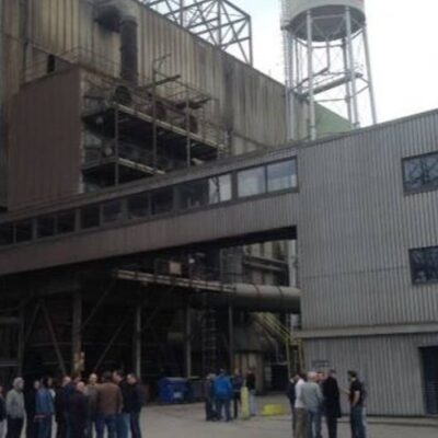 Les ouvriers rassemblés dans l'aciérie hier après-midi