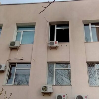 La fenêtre par laquelle deux cocktails Molotov sont entrés. Bien visé.