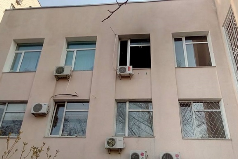 La fenêtre par laquelle deux cocktails Molotov sont entrés. Bien visé.