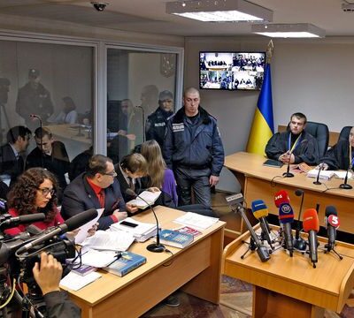 Dans le box: Alexandre Alexandrov (à gauche) et Evgueni Erofeiev (à droite), devzant eux (chemise rouge): Iouri Grabovski