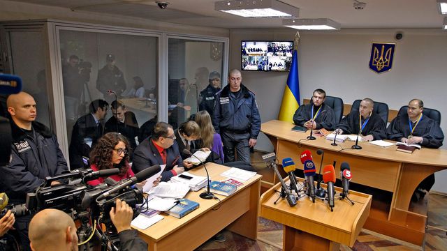 Dans le box: Alexandre Alexandrov (à gauche) et Evgueni Erofeiev (à droite), devzant eux (chemise rouge): Iouri Grabovski