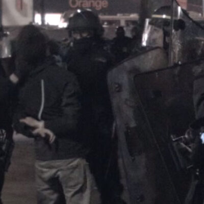 Extrait de la vidéo où des CRS boxent des manifestants menottés