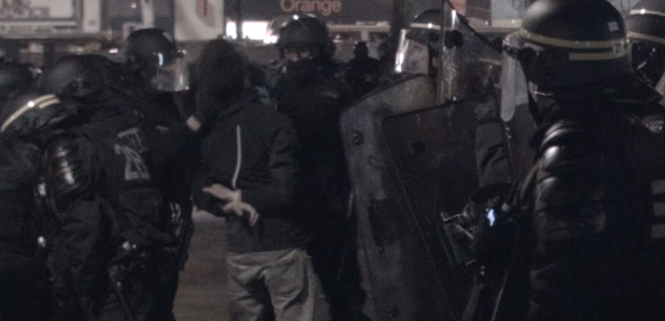 Extrait de la vidéo où des CRS boxent des manifestants menottés