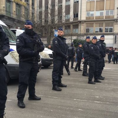 Policiers empêchant tout rassemblement