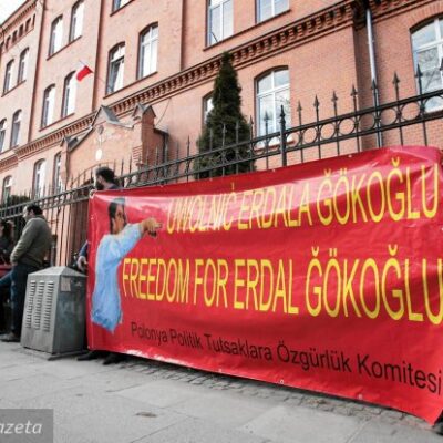 Manifestants rassemblés devant le tribunal