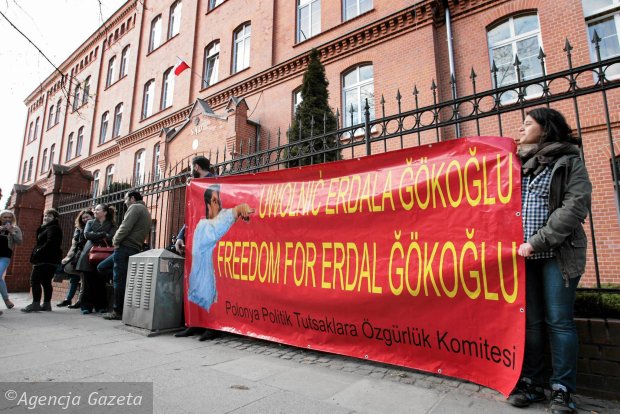 Manifestants rassemblés devant le tribunal