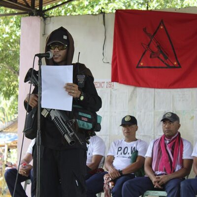 Un délégué de la NPA lit l'ordre de libération devant les prisonniers