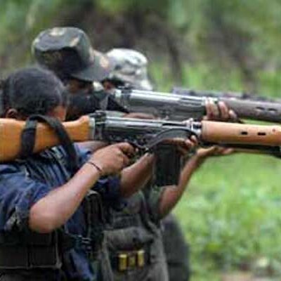 Combattante maoïste armée d'un SLR (photo d'archive)