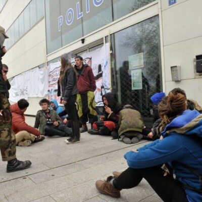 Rassemblement spontané samedi devant le commissariat de Strasbourg
