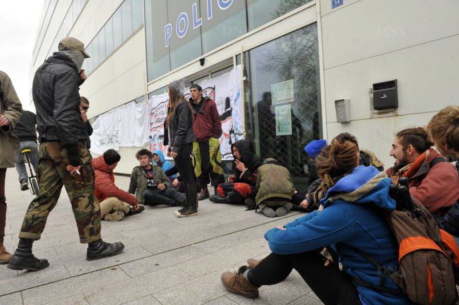 Rassemblement spontané samedi devant le commissariat de Strasbourg