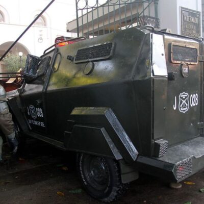 Les carabiniers forcent les grilles du lycée