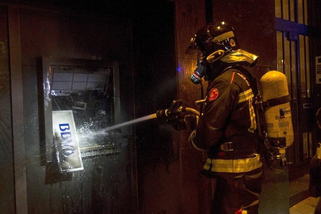 Distributeur automatique de billets incendié à Barcelone