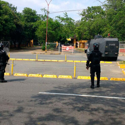 Eléments du dispositif policier cernant le campus de Cali