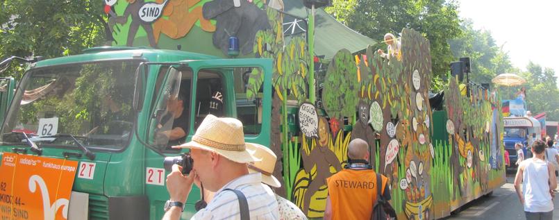 Camion prêté par la police à la même école l'année passée