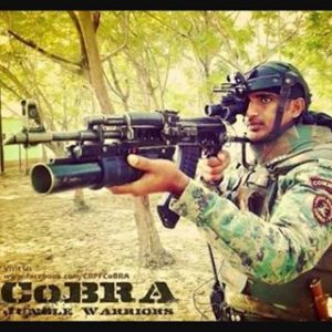 Un paramilitaire indien avec un AK47 UBGL tel que dérobé par l'évadé