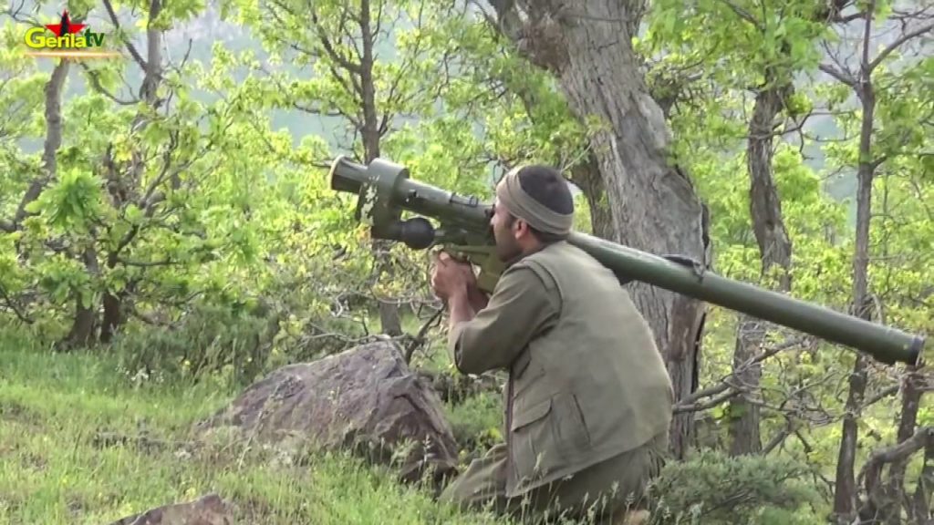 Combattant du PKK avec le lance-missiles Igla