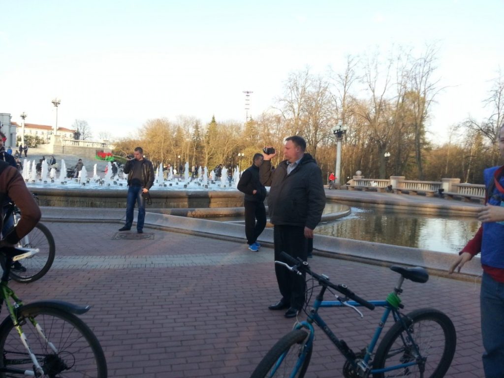 Policiers en civil lors de la Masse critique de Minsk