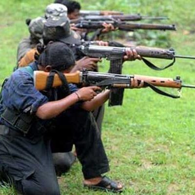 Militantes maoïstes à l'entraînement