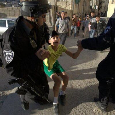 Arrestation d'un enfant palestinien