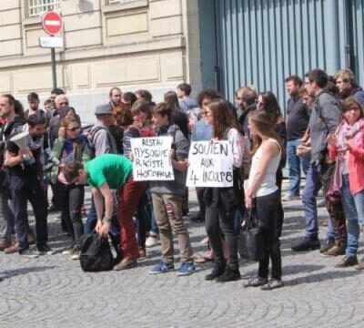 Rassemblement solidaire, devant la sandwicherie, pendant que se déroulait le procès.