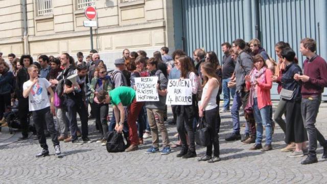 Rassemblement solidaire, devant la sandwicherie, pendant que se déroulait le procès.