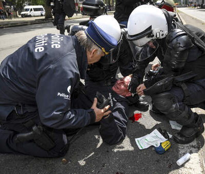 Le Commissaire marqué par les événements.